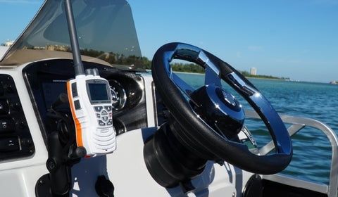 Marin VHF-radio monterad bredvid ratten på en båt
